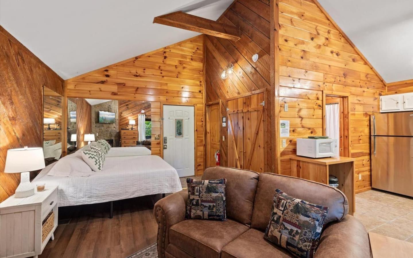 Pet-friendly Smoky Getaway With Hot Tub *