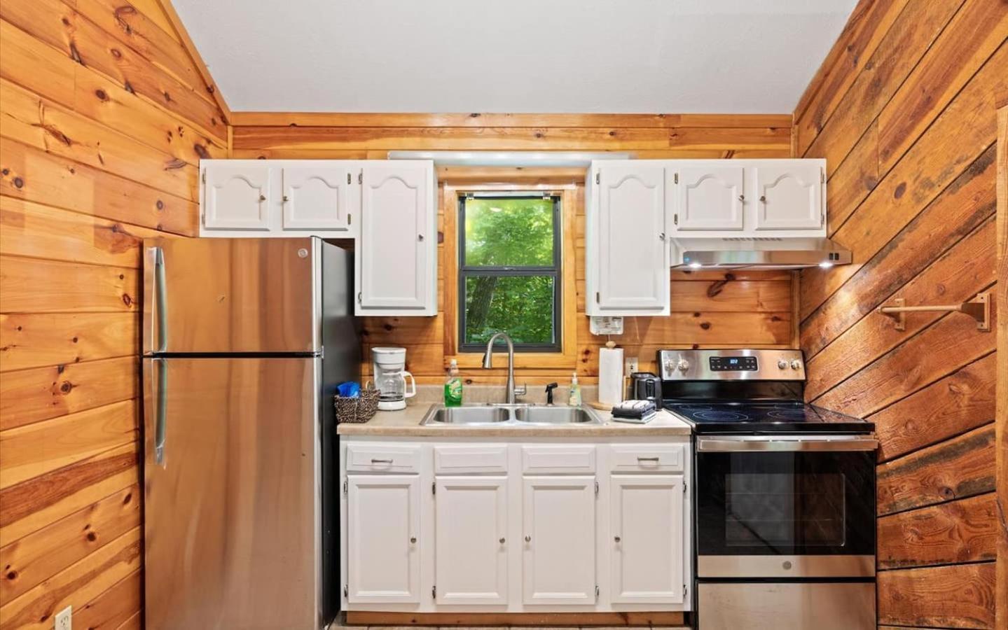 Casa vacanze Pet-friendly Smoky Getaway With Hot Tub *