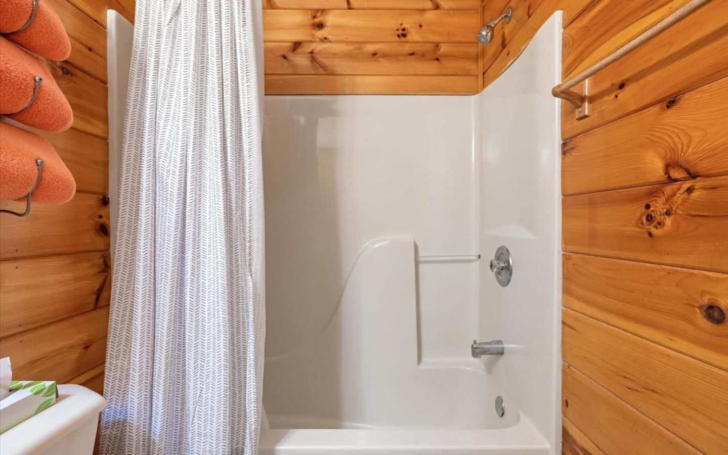 Casa vacanze Pet-friendly Smoky Getaway With Hot Tub *
