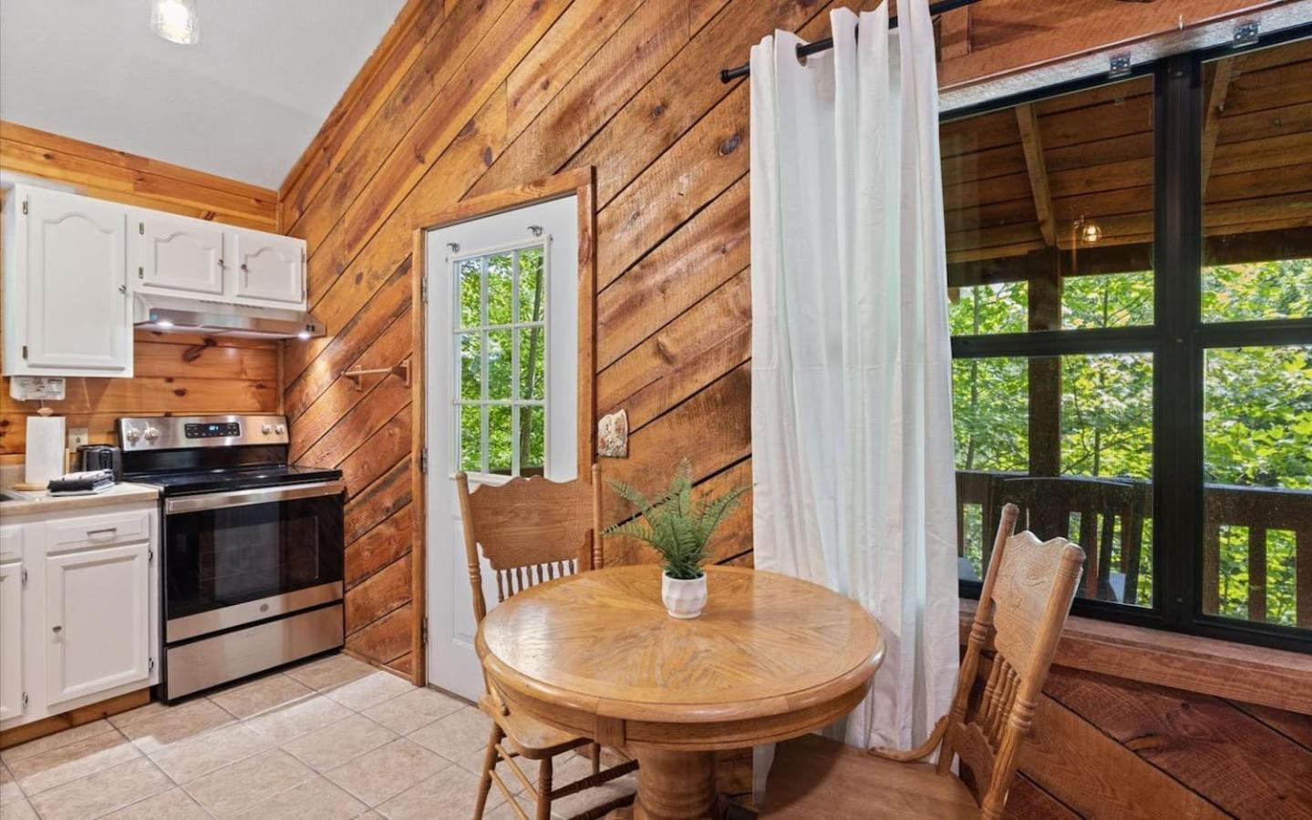 Pet-friendly Smoky Getaway With Hot Tub *