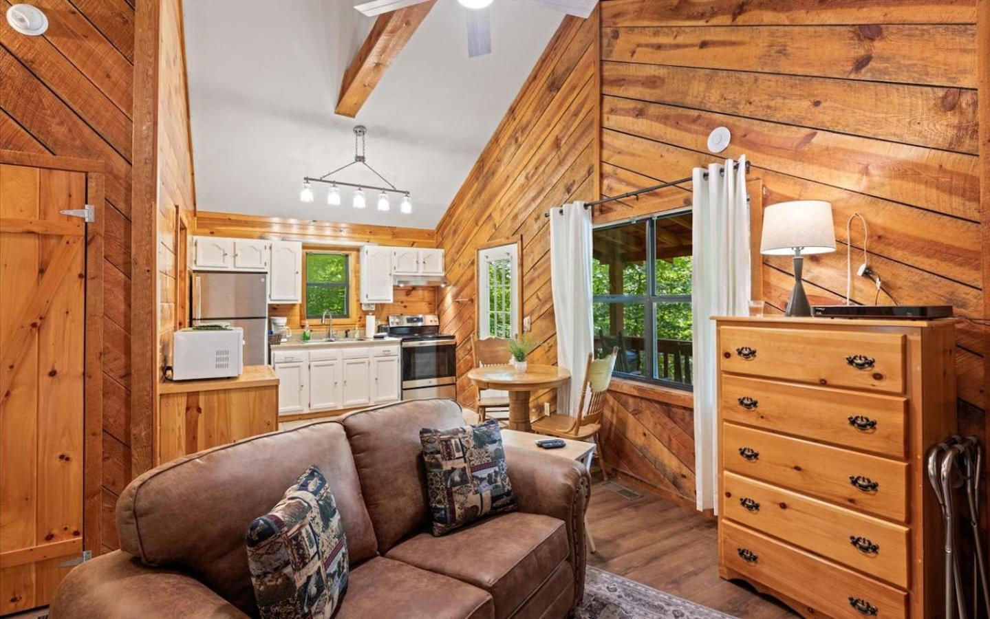 Casa vacanze Pet-friendly Smoky Getaway With Hot Tub *