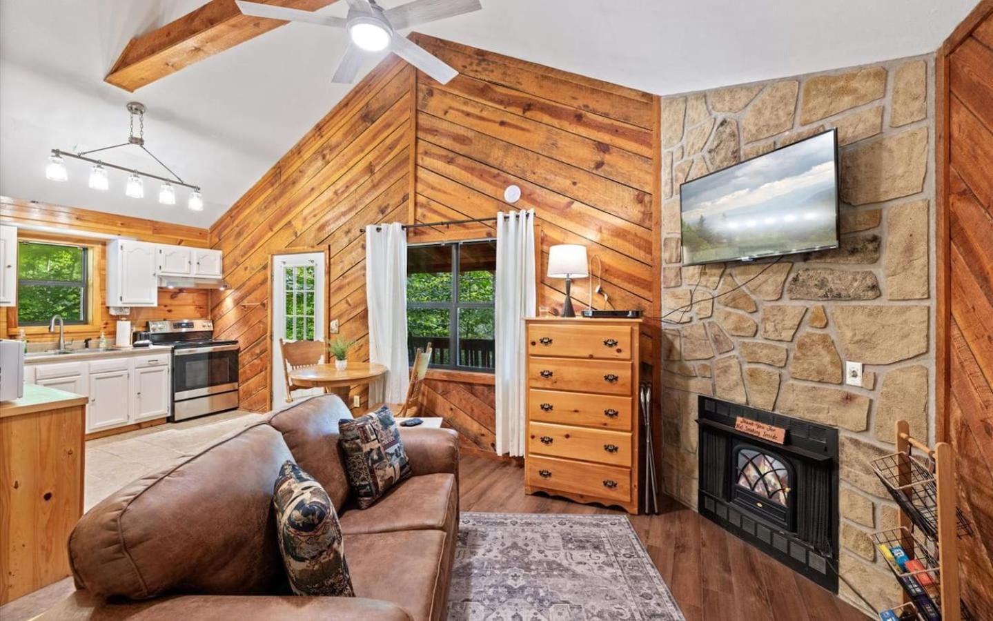 Hébergement de vacances Pet-friendly Smoky Getaway With Hot Tub *