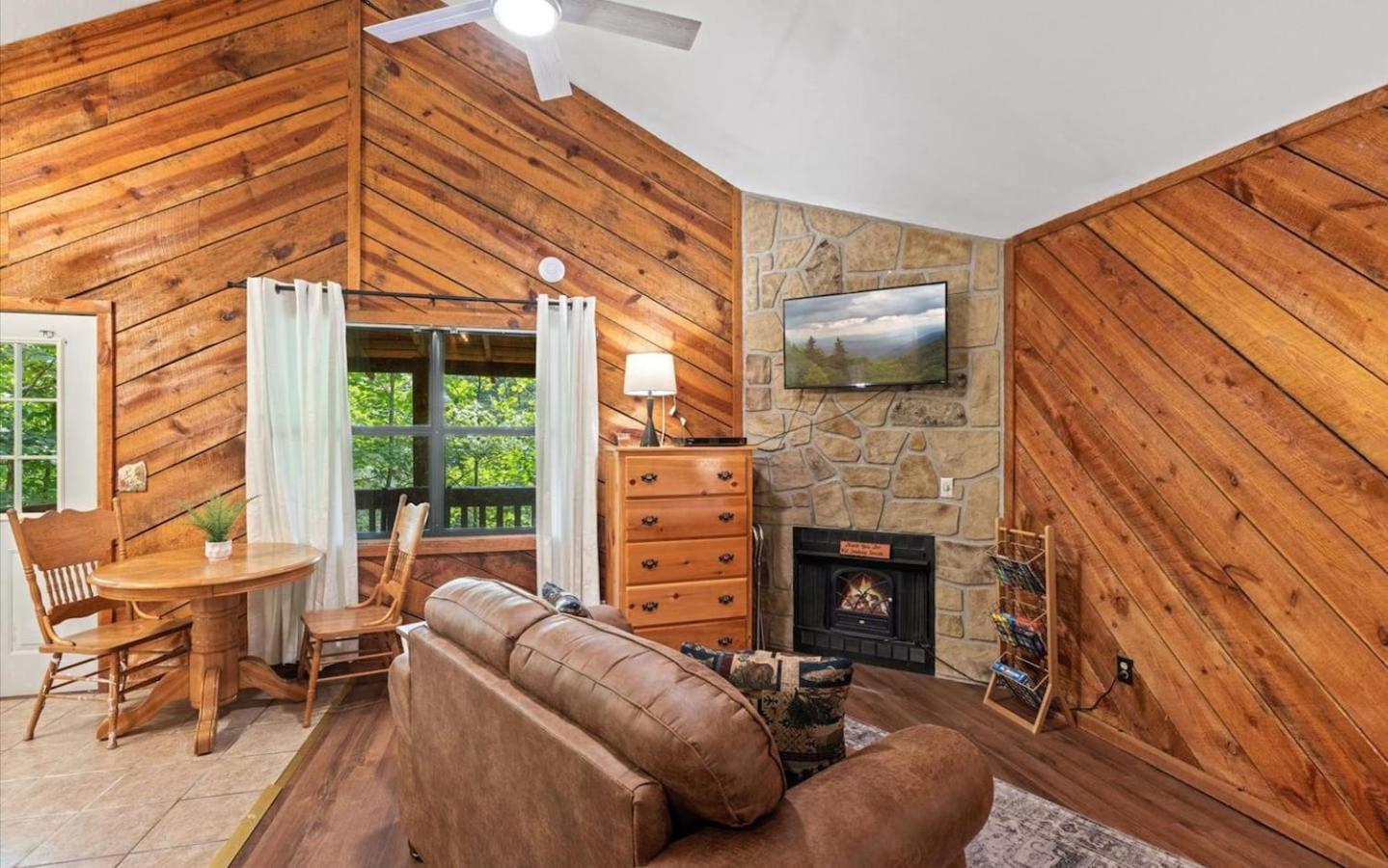 Pet-friendly Smoky Getaway With Hot Tub Hébergement de vacances