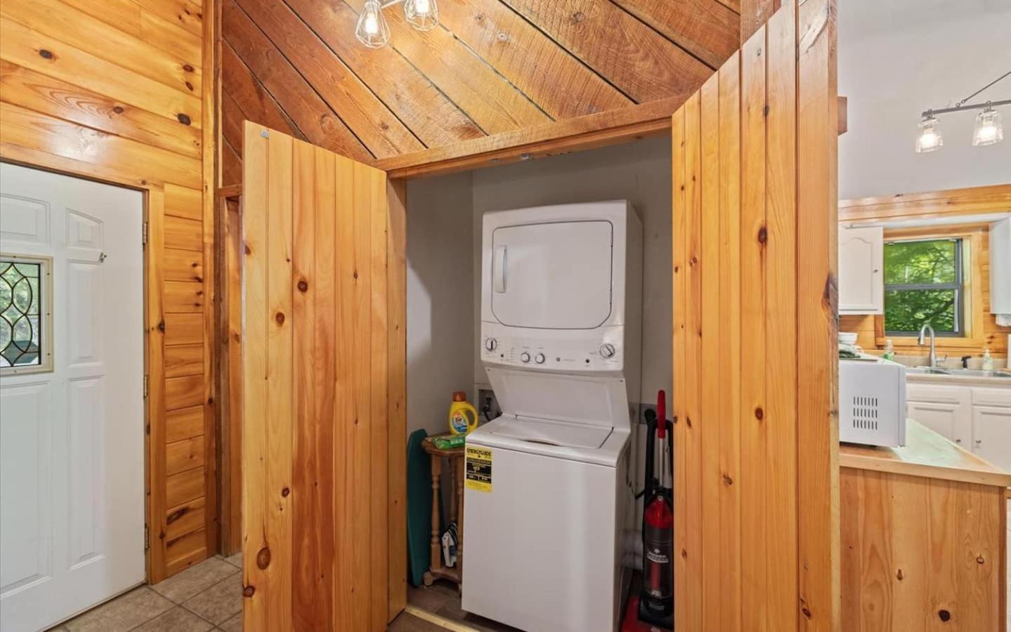 Pet-friendly Smoky Getaway With Hot Tub