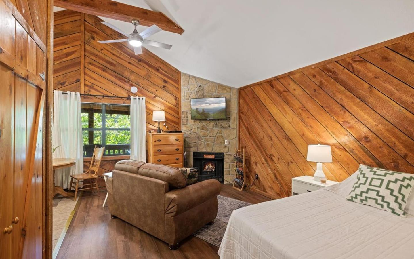 Pet-friendly Smoky Getaway With Hot Tub Hébergement de vacances *